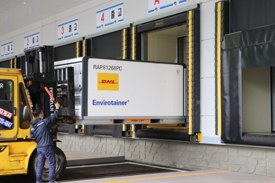 지난 17일 SK바이오사이언스 안동공장에서 출하되는 아스트라제네카 백신. 코로나19 예방접종대응추진단 백신수송지원본부 제공.